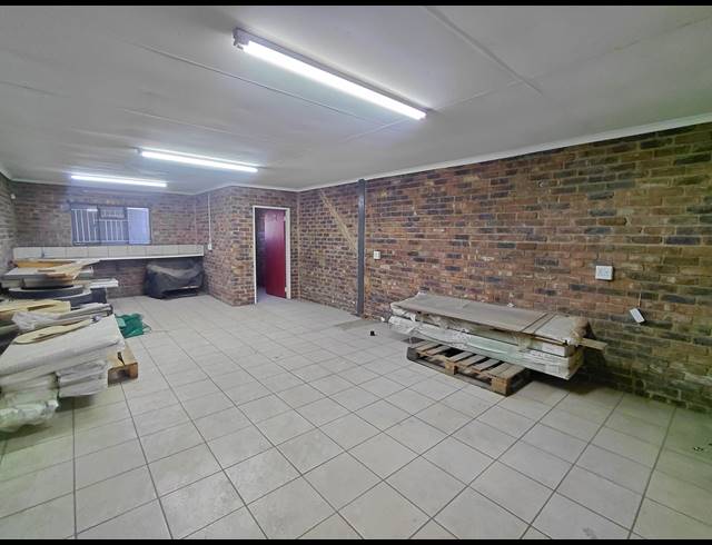 500M² WAREHOUSE TO LET IN POMONA